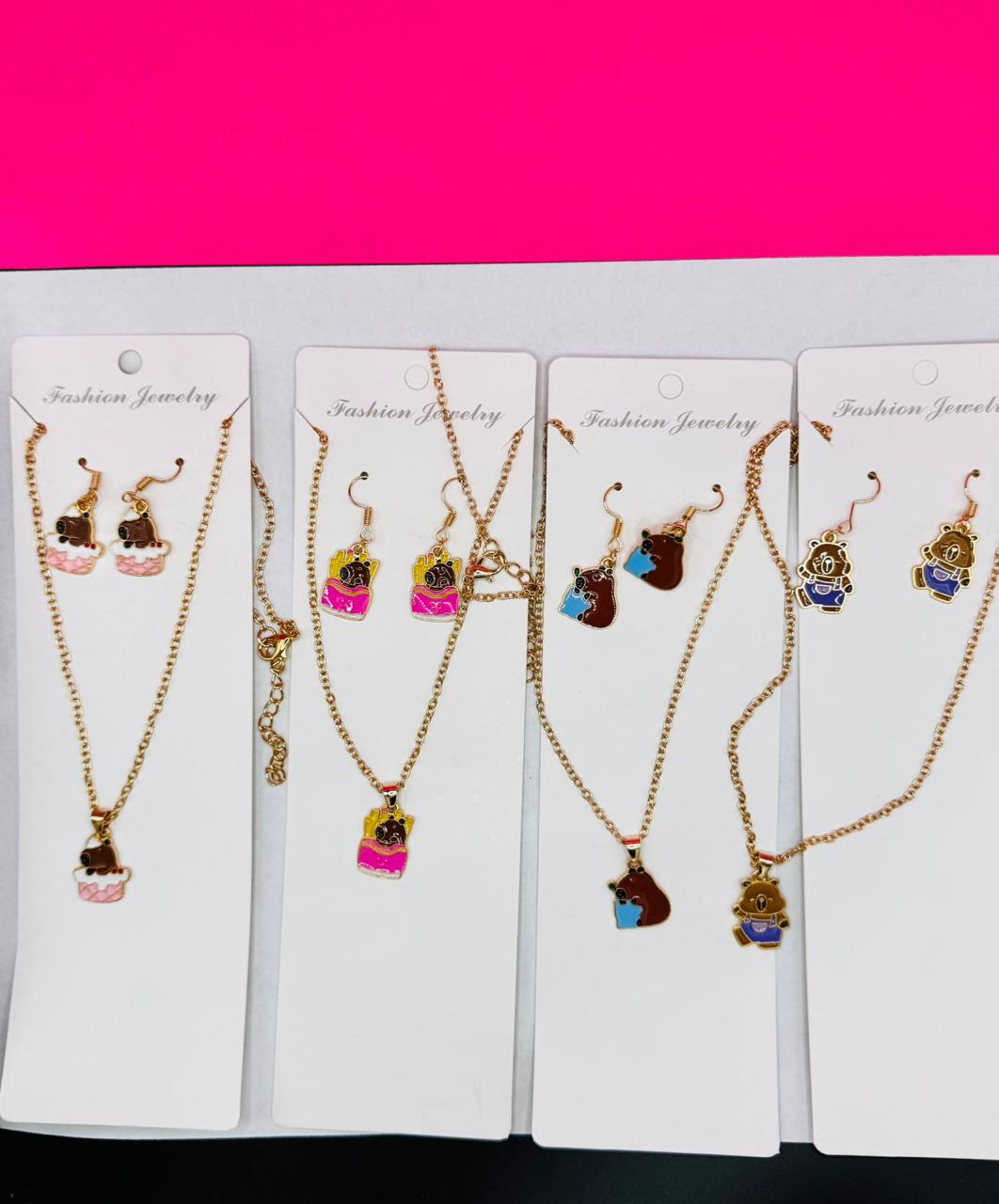 12 collar capibara y aretes