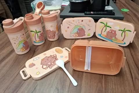 Box lunch capibara (incluye:contenedor de alimentos con separadores y cuchara)